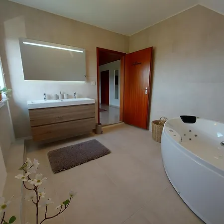 Hescheld With Private Jacuzzi Hellenthal